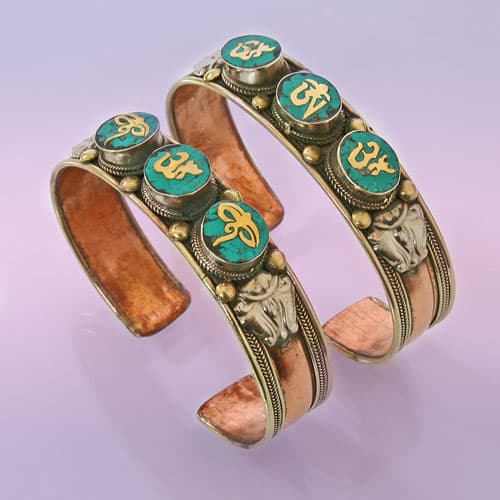 00981 Браслет с тремя символами Будизма Бирюза, размер свободный