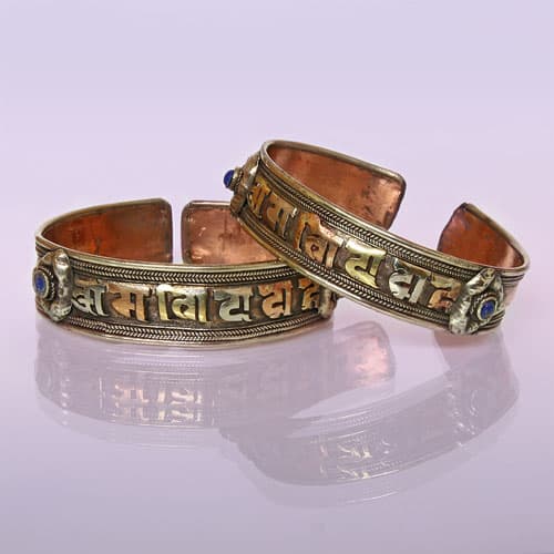 00990 Браслет "Мантра" ширина 1,6 см, размер свободный, три металла/камень